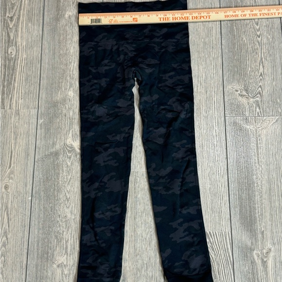 SPANX Seemless Leggings for Tummy Control Black Camo Size Medium New-No Tags - Picture 7 of 8